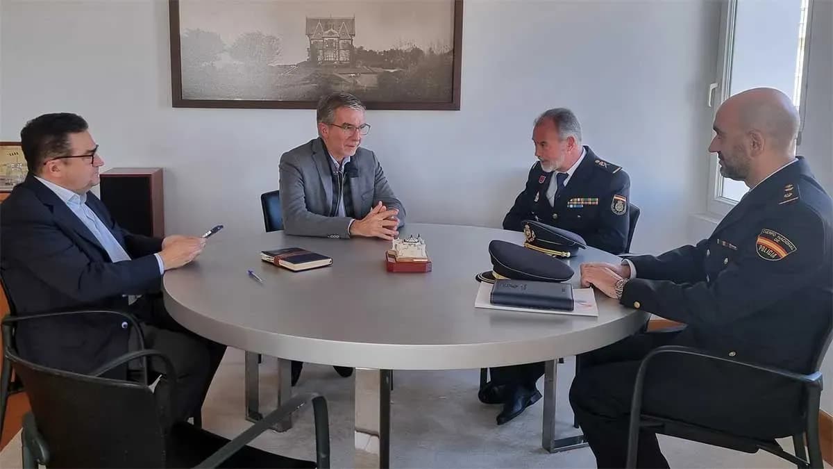La Autoridad Portuaria de Santander ofrece plena colaboración al nuevo jefe superior de la Policía Nacional en Cantabria