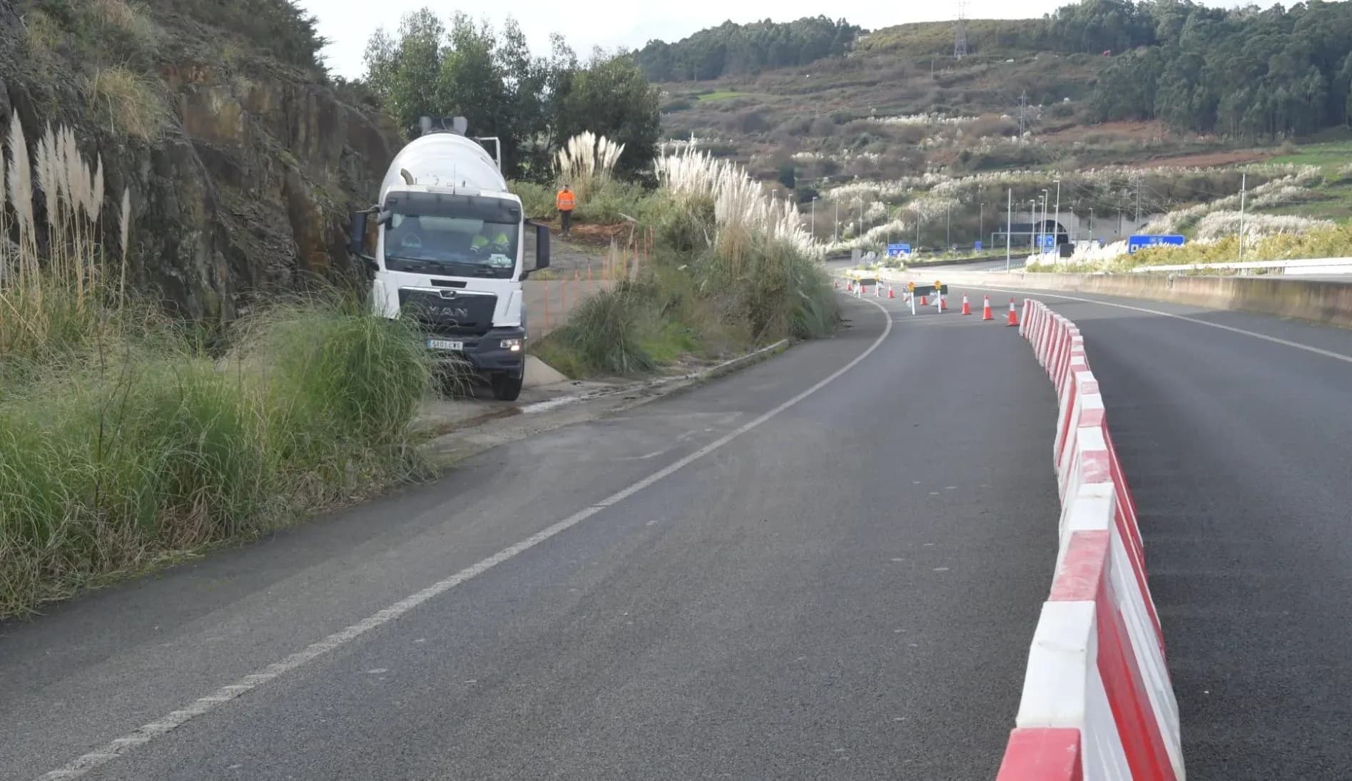 Los camiones de las obras ferroviarias de Punta Langosteira dejan de circular por Suevos