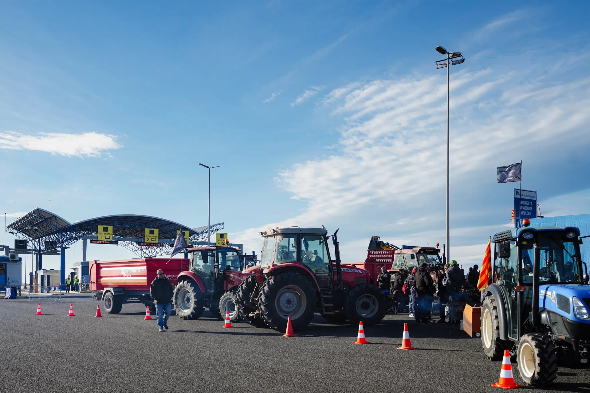 Las movilizaciones de los agricultores bloquean el acceso al Puerto de Tarragona y reducen casi un 70% el tráfico de camiones