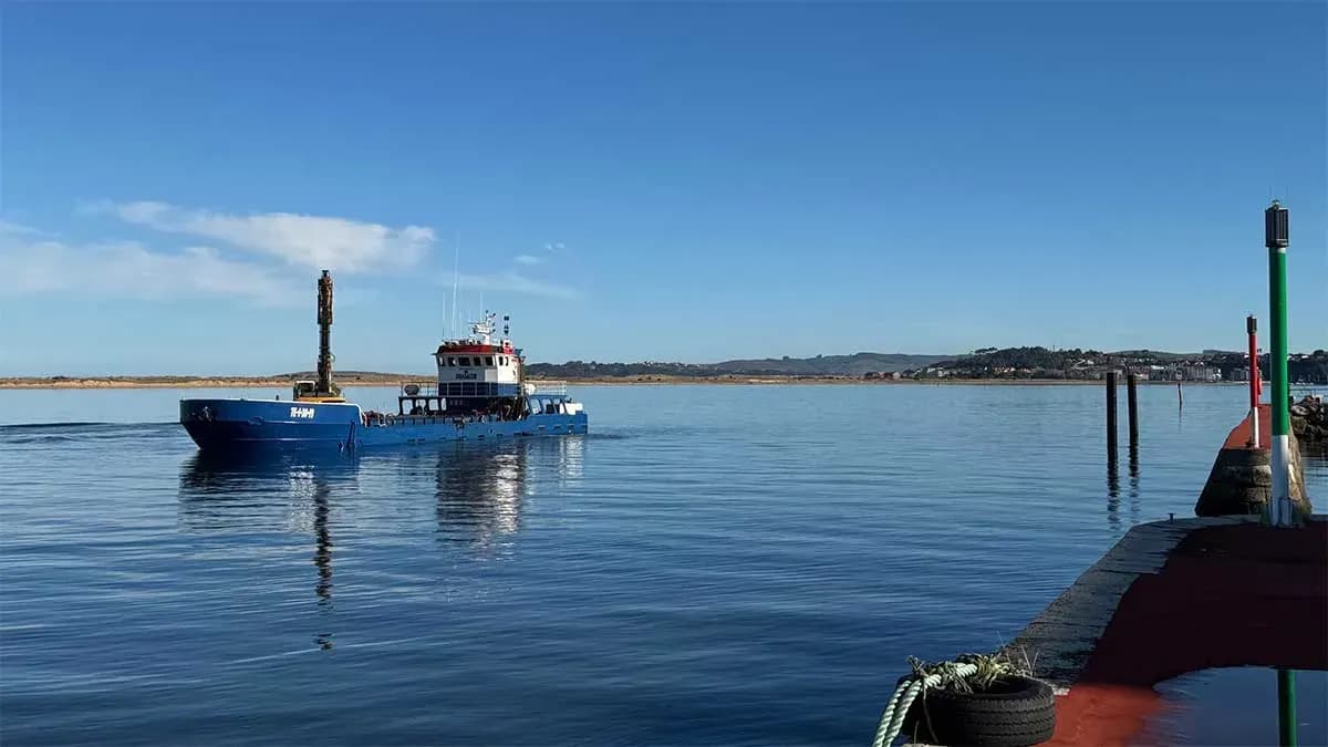 La Autoridad Portuaria de Santander ejecuta la segunda campaña de dragado en la canal de navegación Punta Rabiosa-Somo