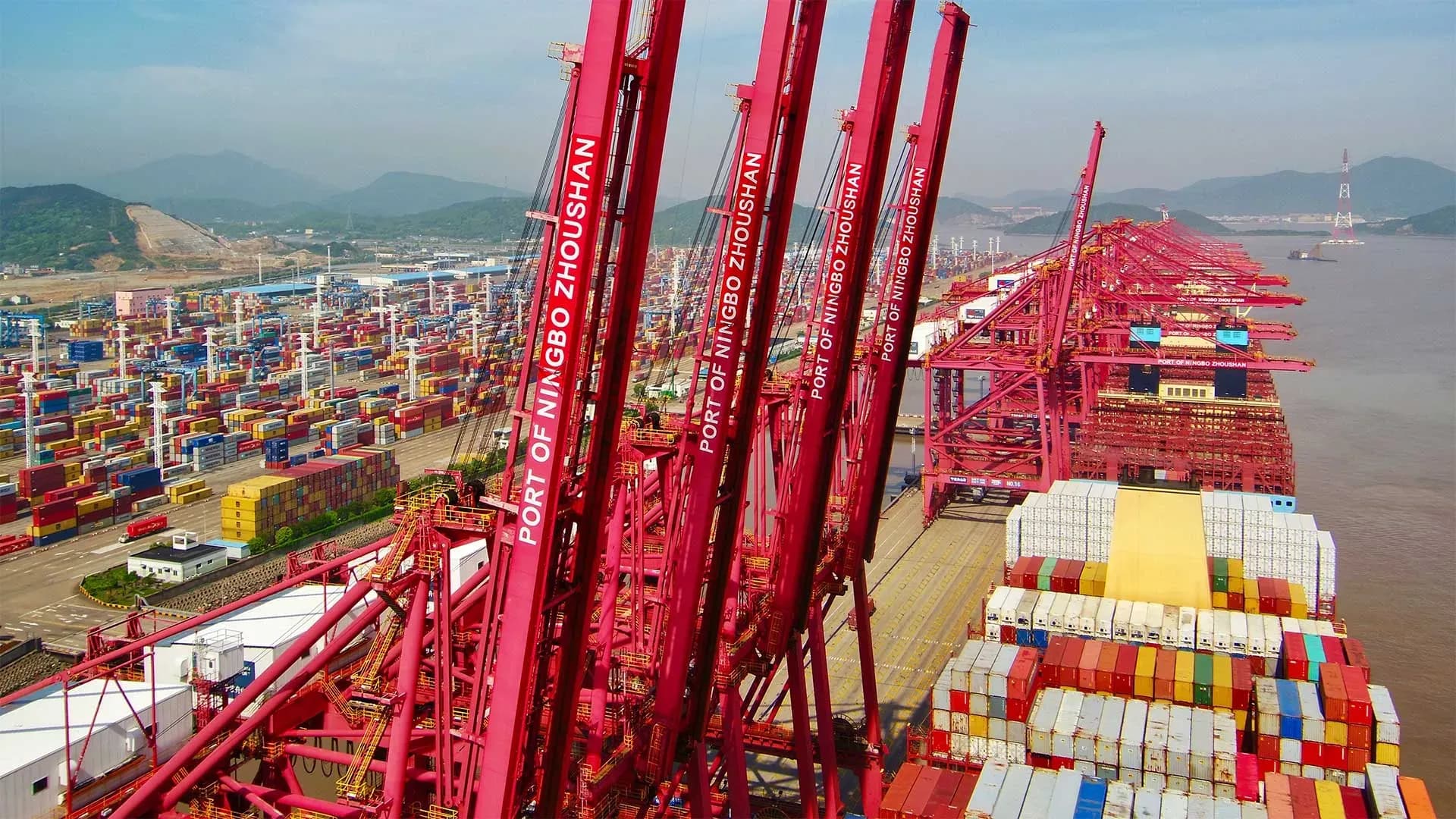 El Puerto de Ningbo-Zhoushan supera los 43 millones de TEU en 2025