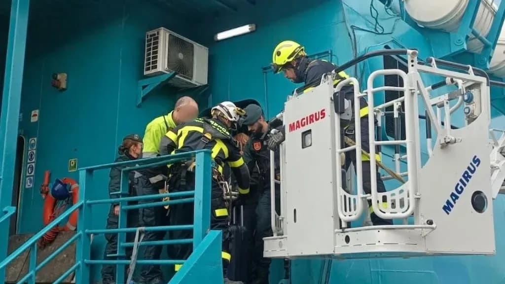 El fast ferry Jaume I abandona el rompeolas y libera la bocana del Puerto de Tarifa tras la avería matinal