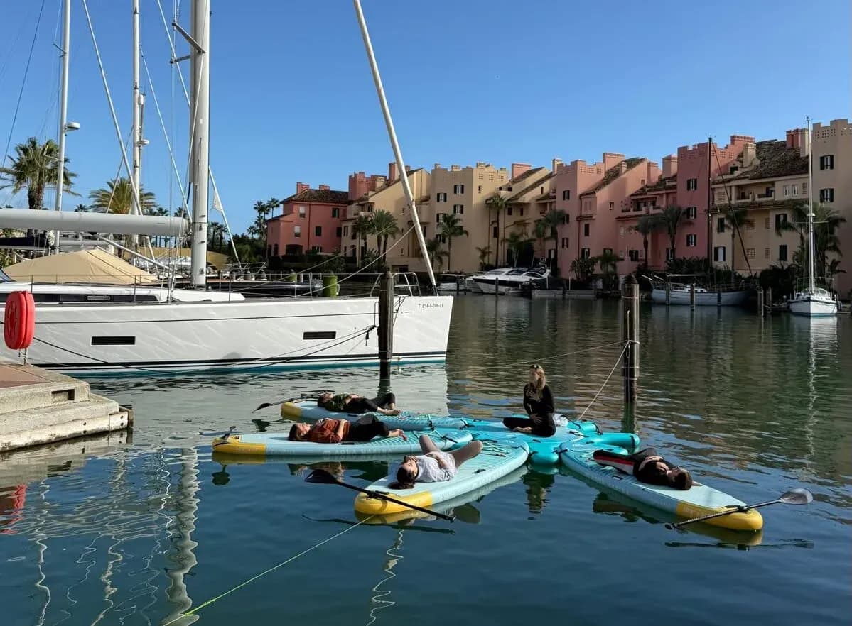 Marinas de Andalucía impulsa el bienestar y la inclusión con el proyecto “Yoga en el Puerto”