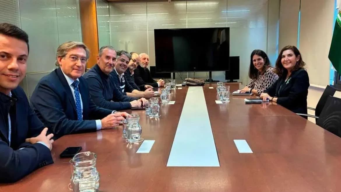 La Junta de Andalucía analiza con UGT y la Autoridad Portuaria de Sevilla las necesidades formativas del sector marítimo