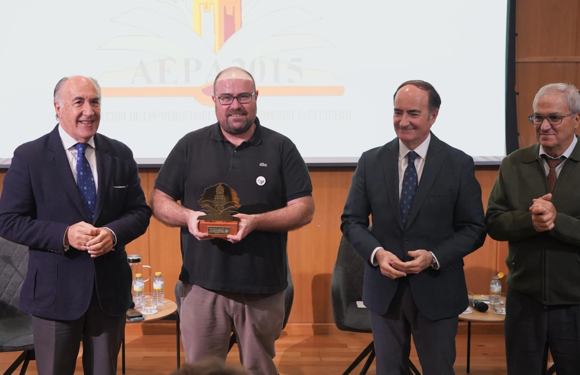 Gerardo Landaluce acompaña la entrega del Premio Patrimonio de Algeciras 2025 al científico Asier Unciti