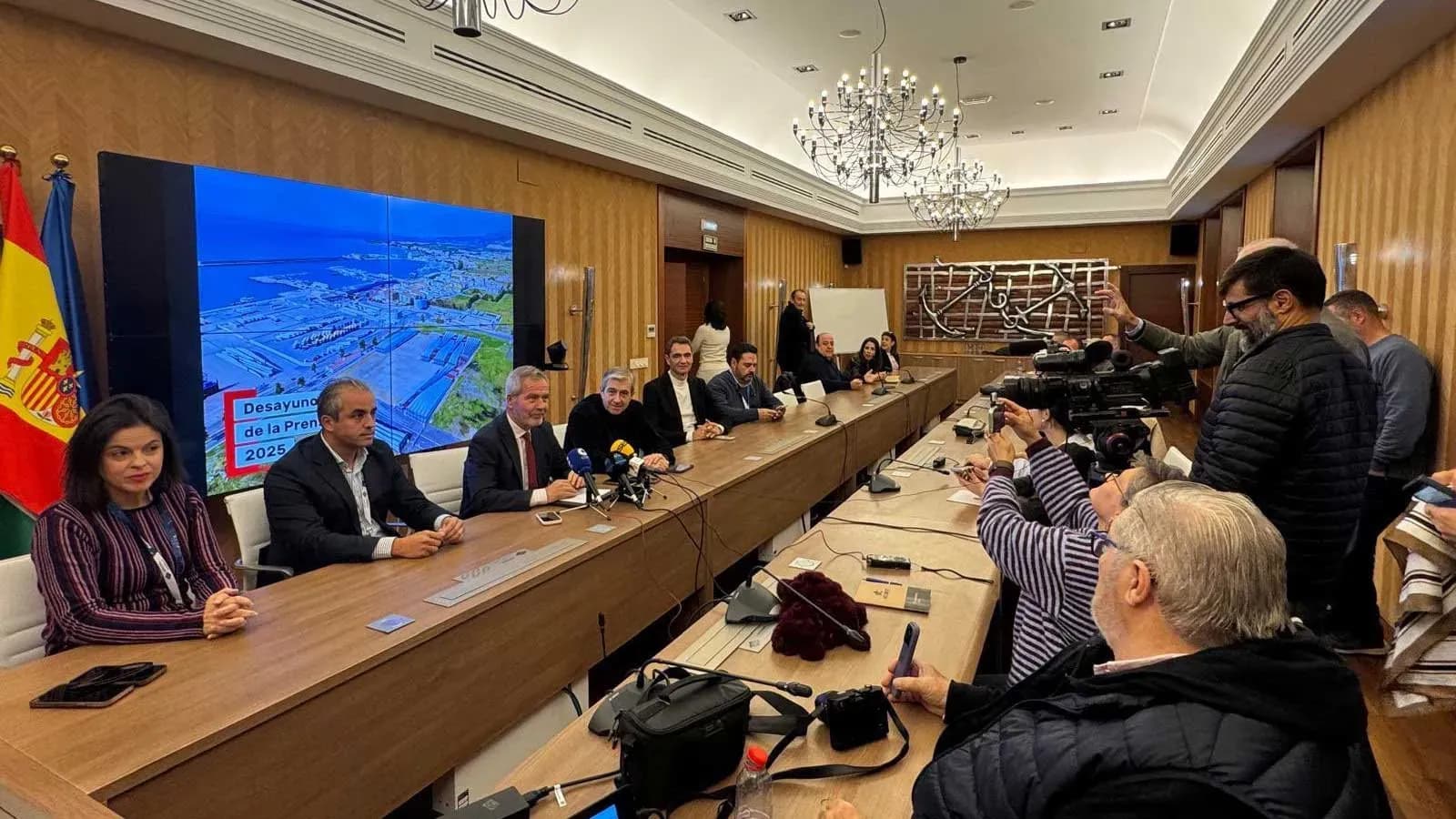 El Puerto de Motril prevé cerrar 2025 con su mejor registro histórico, rozando los 2,9 millones de toneladas