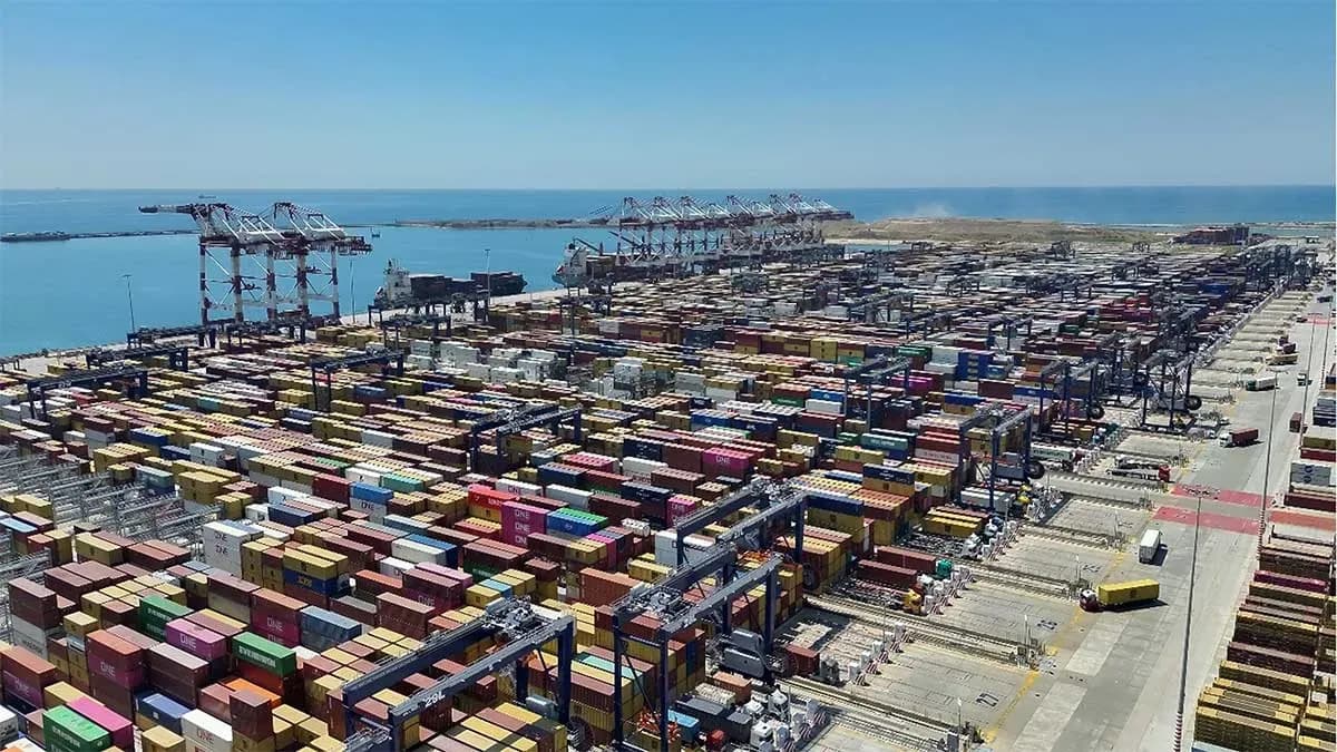 El Puerto de Barcelona prorroga seis meses la autorización para la transmisión del 50% de BEST a TiL