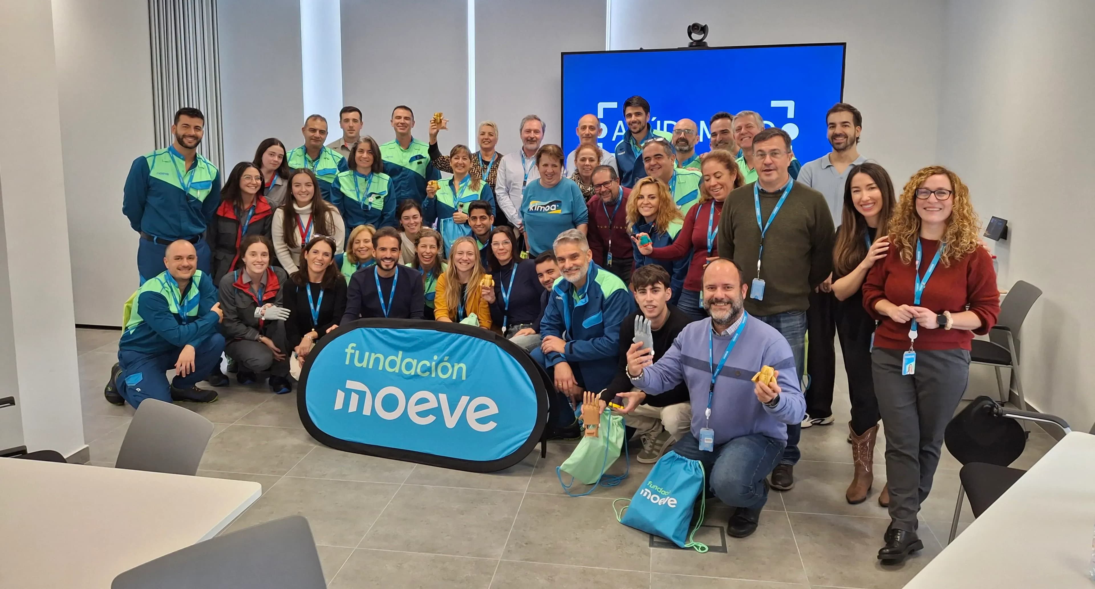 Voluntarios de Moeve ensamblan prótesis 3D para personas con discapacidad