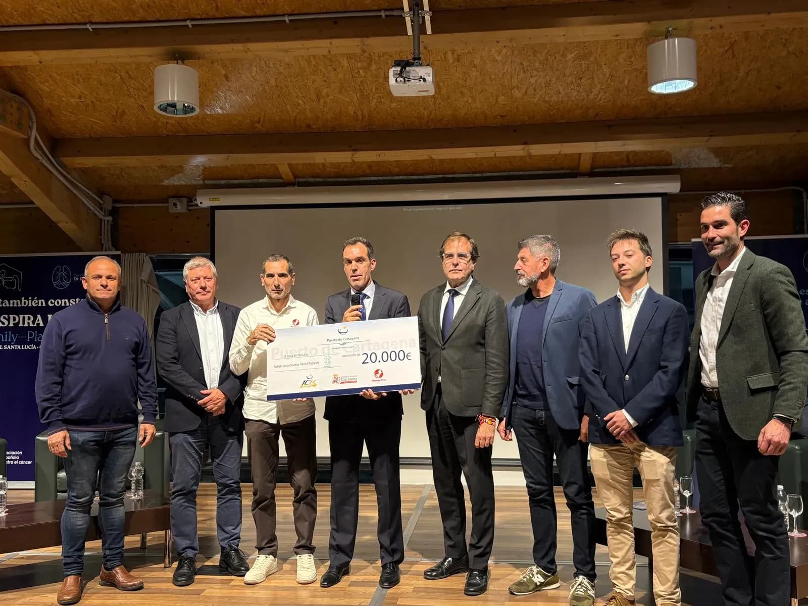 La 10K Puerto de Cartagena dona 20.000 euros para humanizar la espera de los pacientes oncológicos del Hospital Santa Lucía
