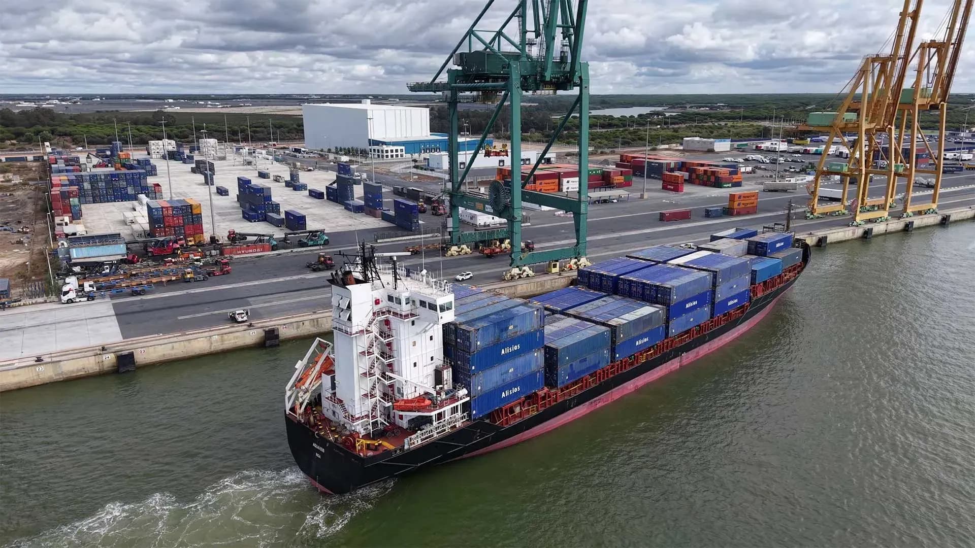 El Puerto de Huelva duplica su frecuencia de conexión en contenedor con Canarias tras la entrada en servicio del buque Aquarius