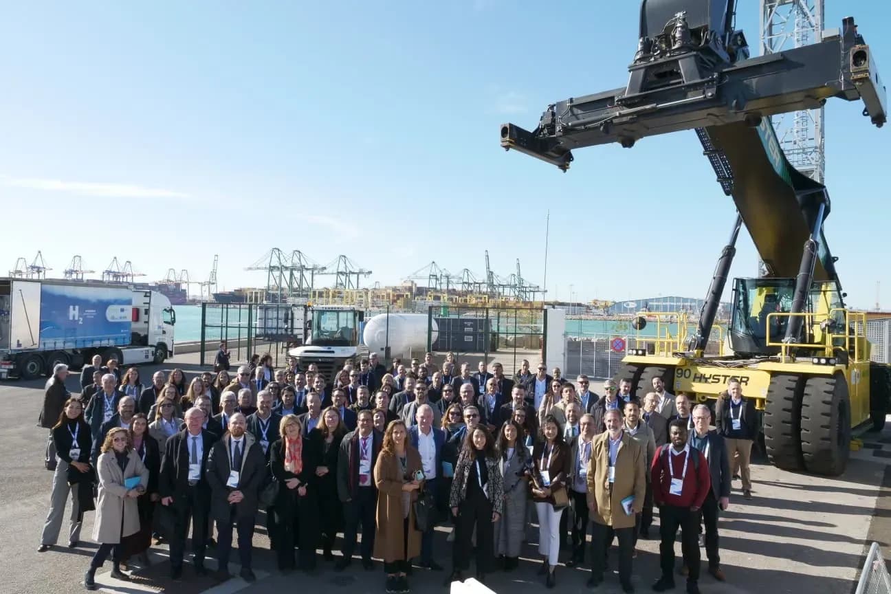 El Puerto de Valencia presenta los resultados del primer piloto europeo de maquinaria portuaria propulsada por hidrógeno
