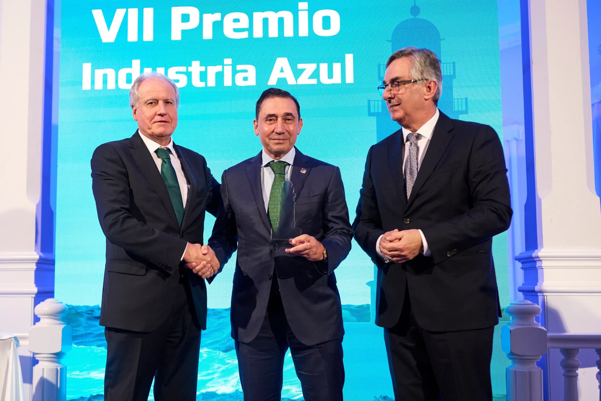 El Clúster MarCA reconoce la trayectoria internacional de Tony Fernández Jove con el VII Premio Industria Azul