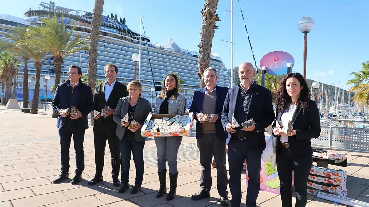 APOEXPA distribuye 1.500 raciones de uva de mesa entre los cruceristas de una doble escala en el Puerto de Cartagena