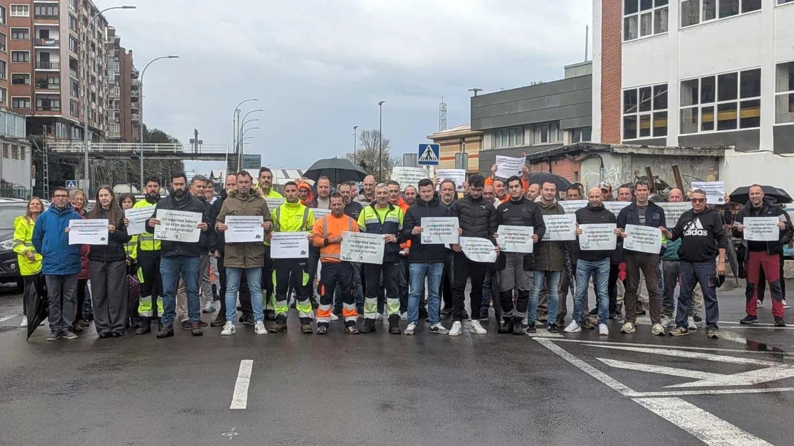 Más de un centenar de trabajadores se concentran en el puerto de Bilbao para reclamar mejoras en materia de seguridad laboral
