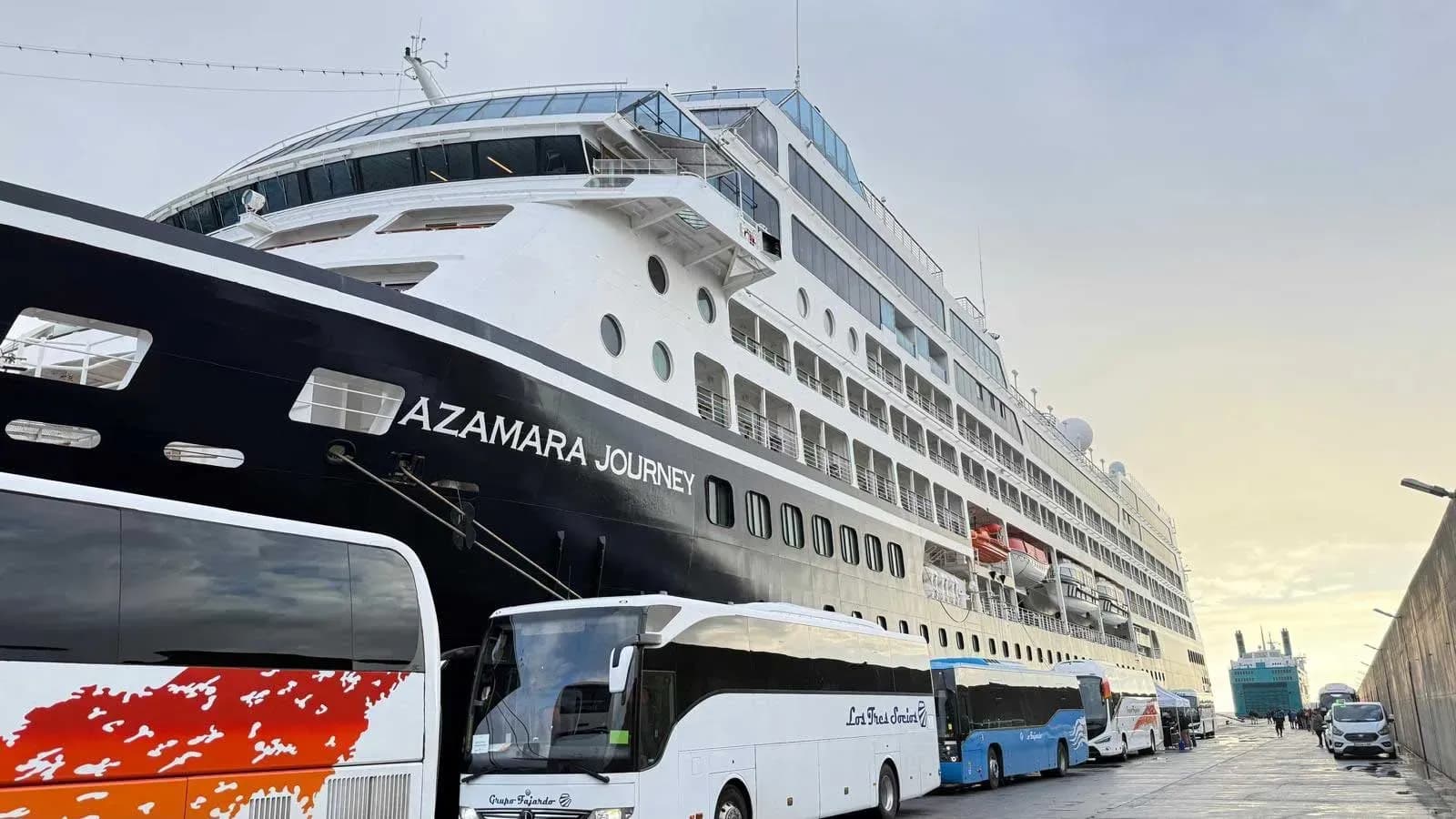 El Puerto de Motril recibe la primera escala del crucero Seabourn Encore con más de 500 pasajeros