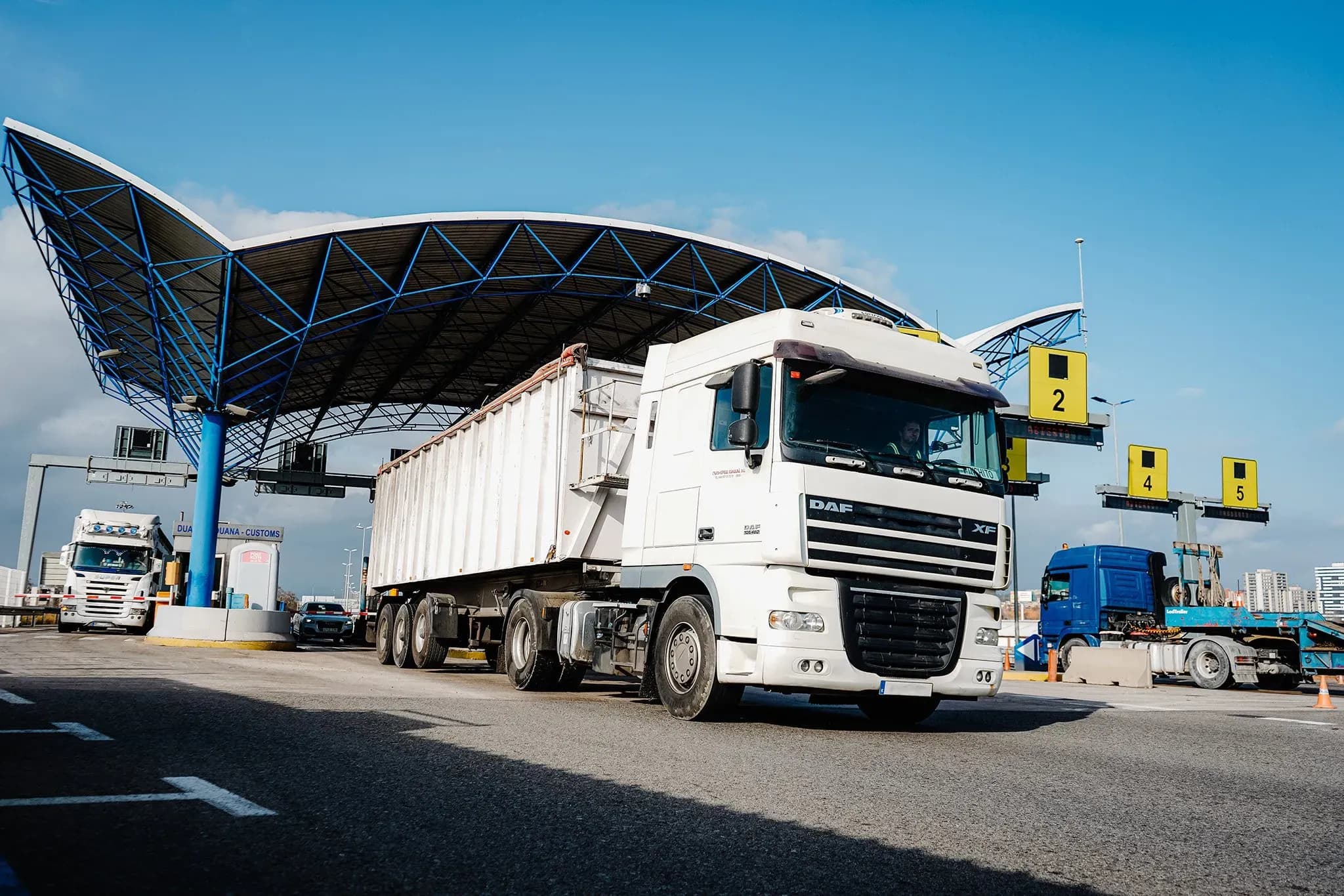 El Gobierno lanza ayudas de hasta 3.000 euros para obtener los permisos de camión y autobús