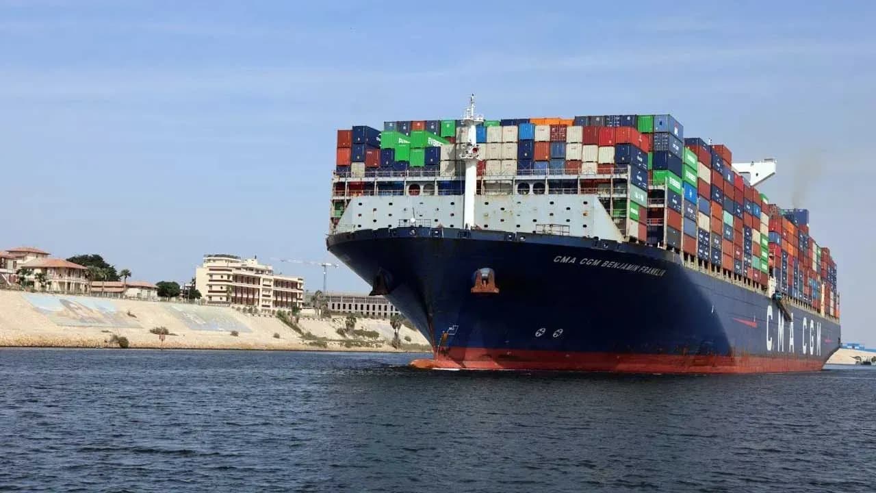 El CMA CGM Benjamin Franklin cruza el Canal de Suez tras dos años de ausencia de grandes portacontenedores