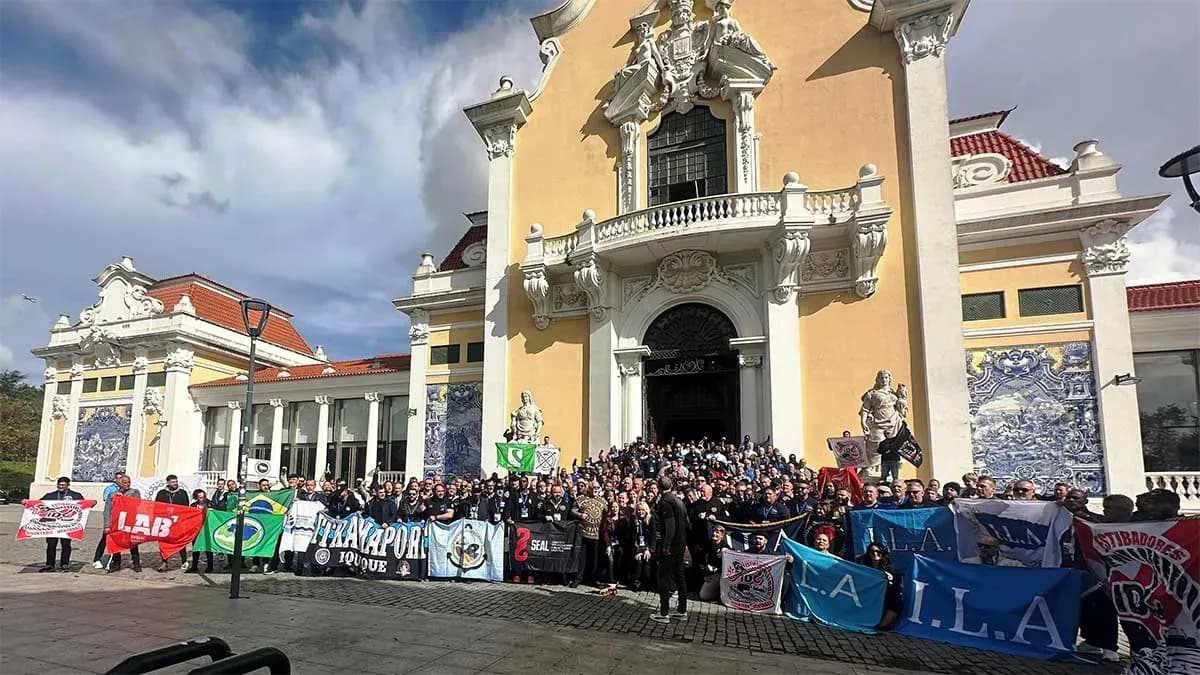 El movimiento sindical de la estiba se organiza a nivel global para afrontar el impacto de la automatización en las terminales