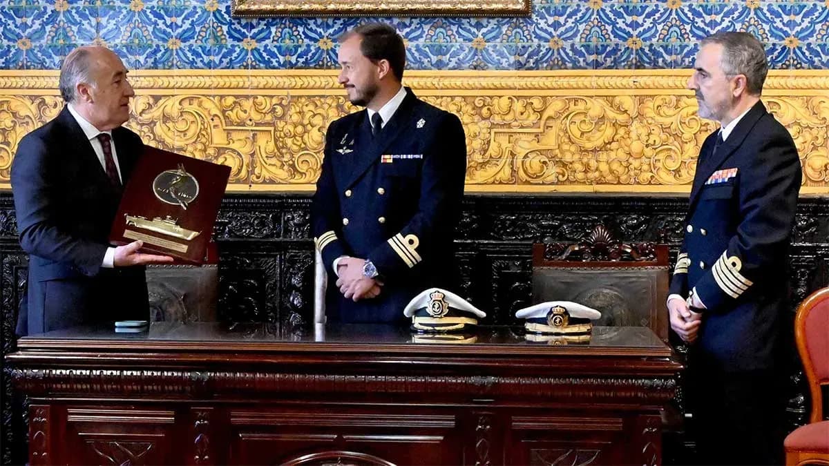 El alcalde de Algeciras recibe al comandante del patrullero “Vigía” en la Casa Consistorial