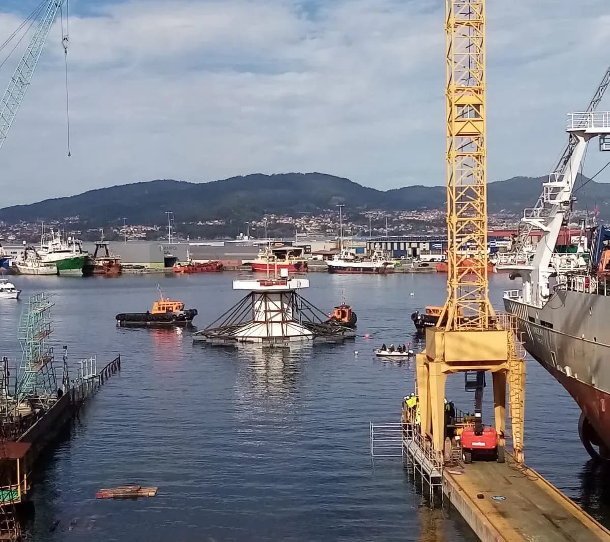 El proyecto “Peiraos do Solpor” inicia la operación de traslado y fondeo de su visor submarino en Bouzas