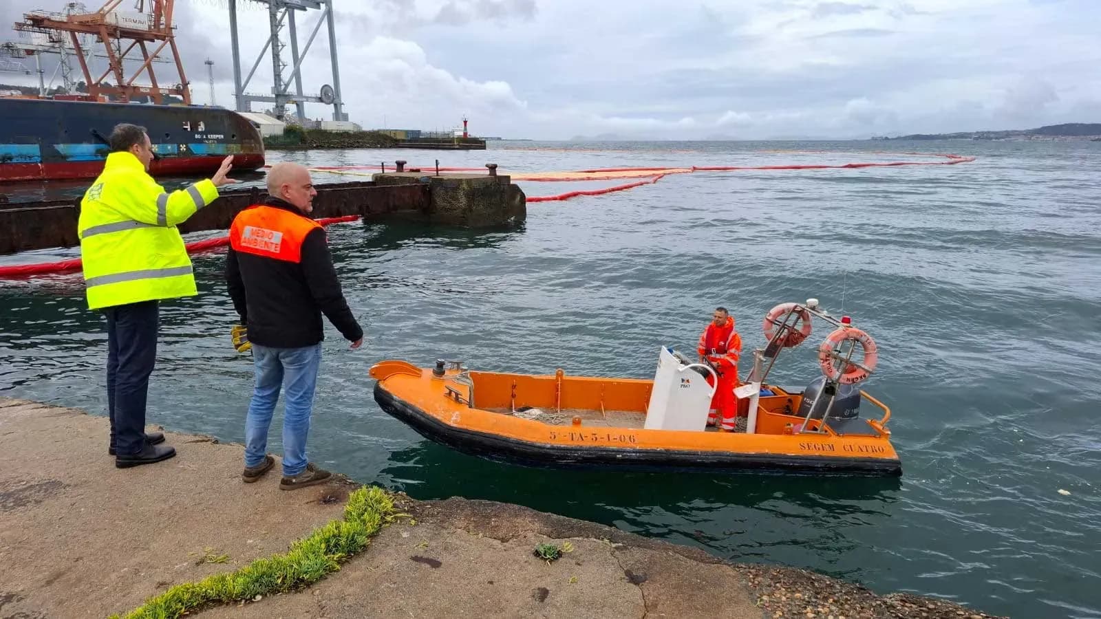 El Puerto de Vigo activa su plan de emergencia tras un vertido de aceite de palma en instalaciones de AFAMSA
