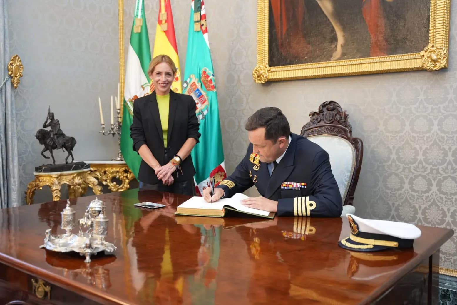 La presidenta de la Diputación recibe al nuevo comandante del buque escuela Juan Sebastián de Elcano