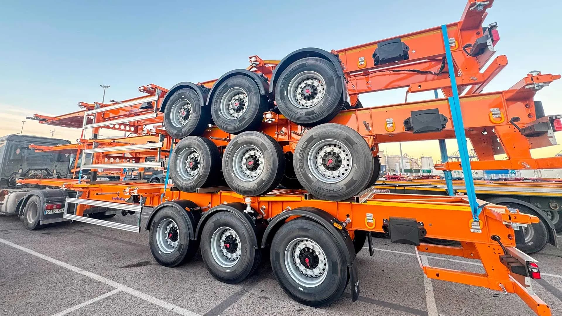Logistika 360 amplía su flota con 15 nuevas plataformas para el transporte horizontal de contenedores