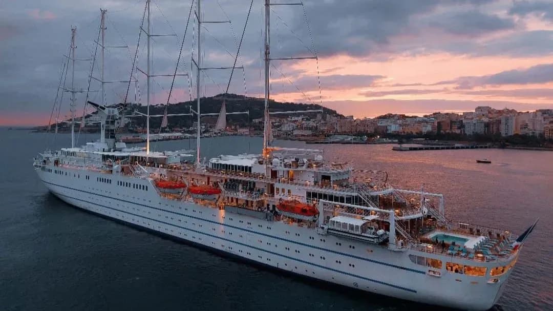 Ceuta accueille le plus grand voilier du monde après son passage par le Détroit de Gibraltar