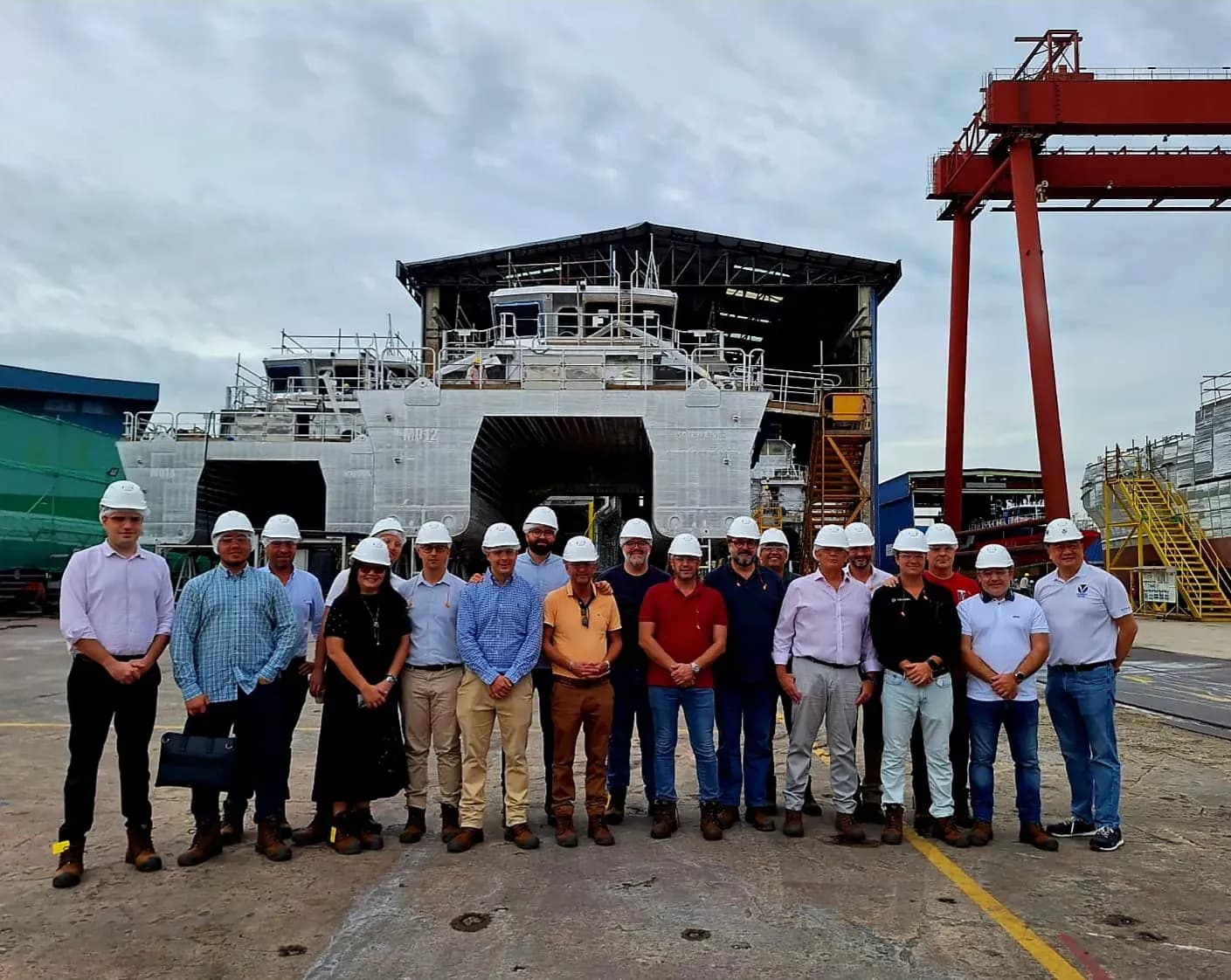 La delegación de empresas de la Bahía de Algeciras visita el astillero de Strategic Marine en Singapur