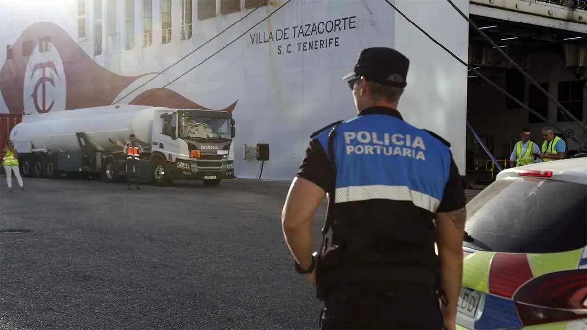 El Puerto de Cádiz realiza un simulacro de incendio en un buque de Armas Trasmediterránea