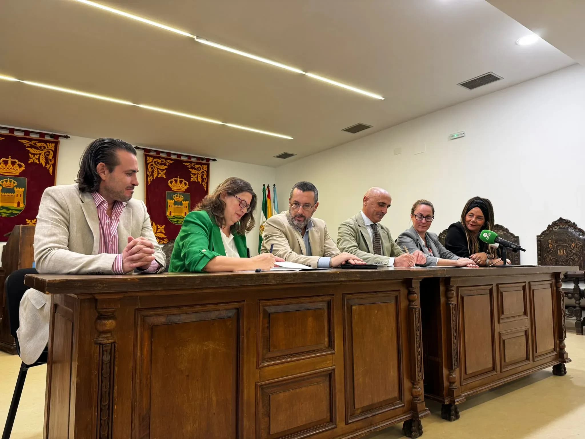 La Línea de la Concepción inicia un proyecto de restauración de praderas marinas en la playa de Poniente