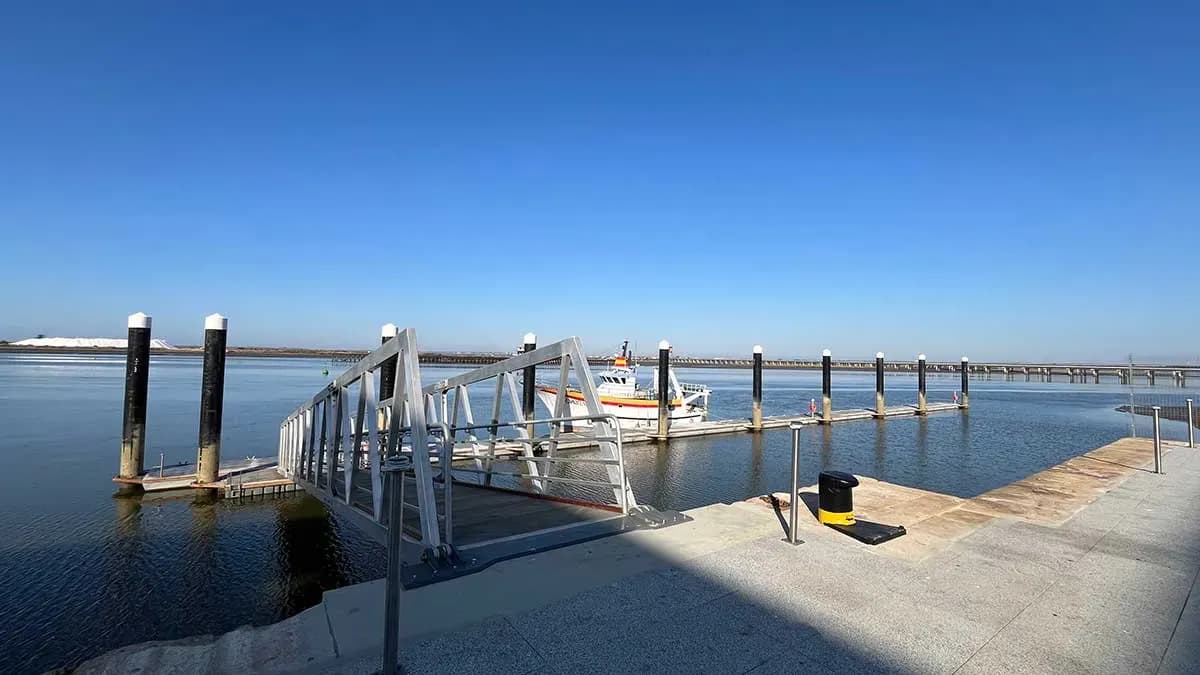 La Lonja del Puerto de Huelva incorpora un nuevo pantalán flotante de 96 metros para embarcaciones pesqueras