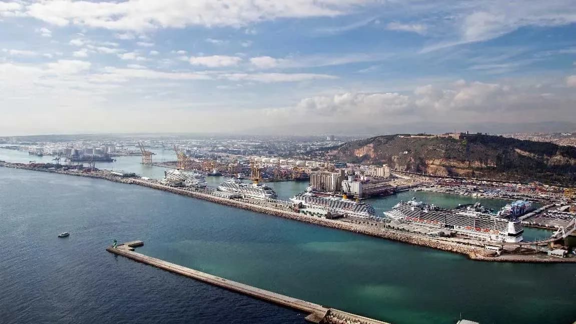 Luz verde a la licitación del suministro eléctrico a cruceros en el puerto de Barcelona