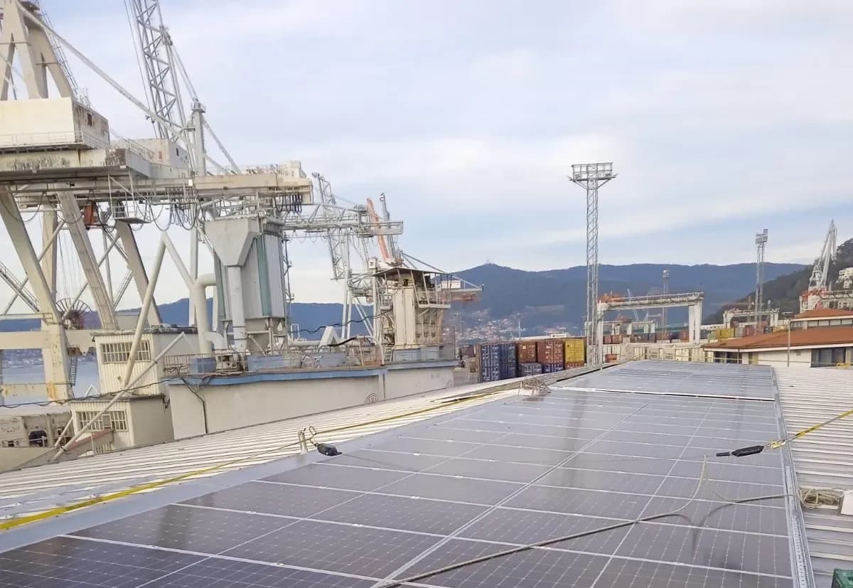 El Puerto de Vigo instala una nueva planta fotovoltaica de autoconsumo en la nave de inspección radiológica de Guixar