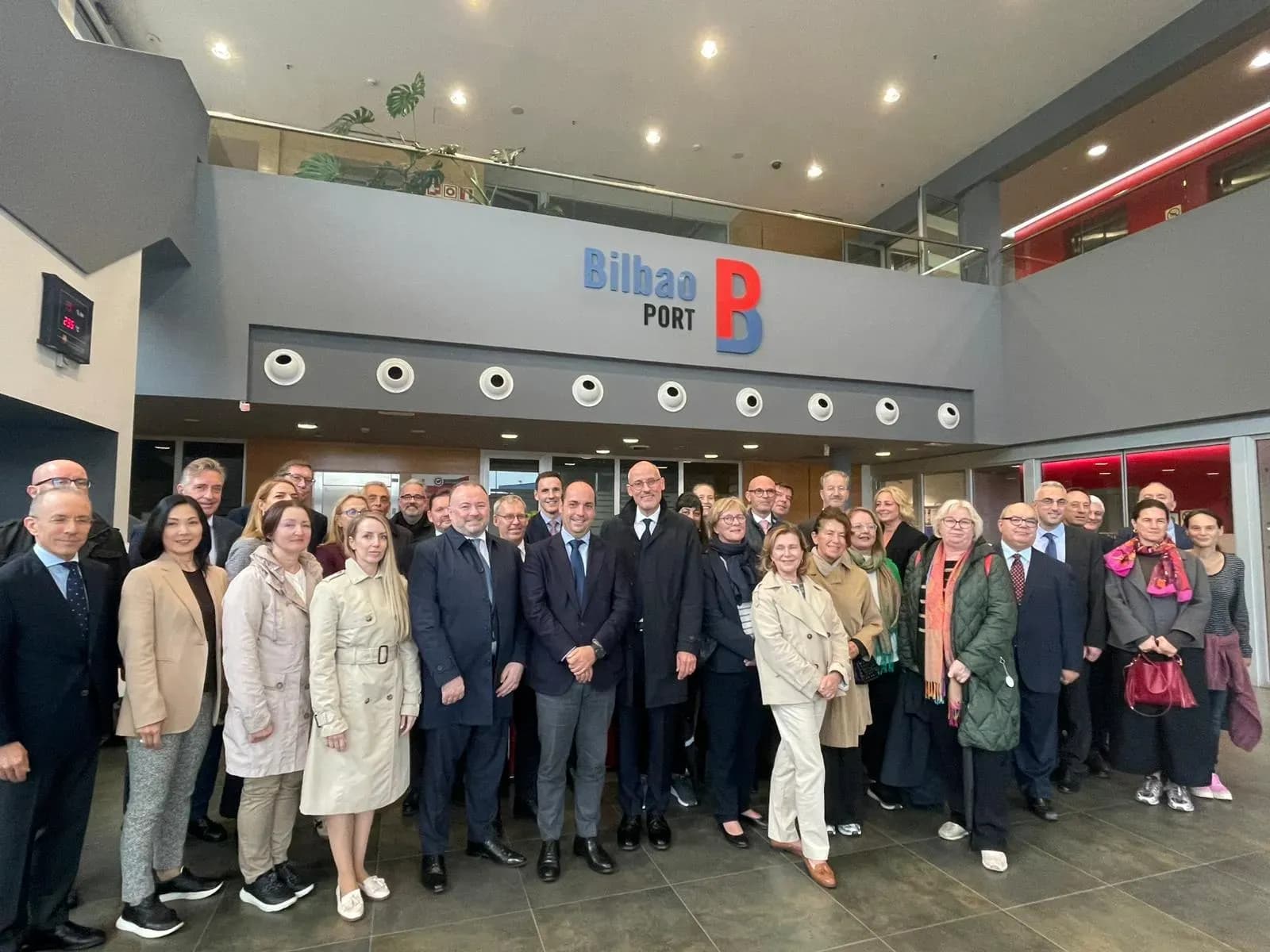 Embajadores de la UE visitan el Puerto de Bilbao para conocer sus avances en sostenibilidad y transición energética