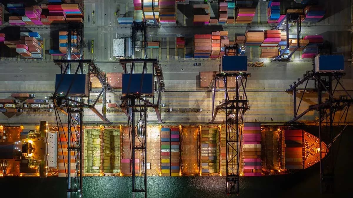 Drewry eleva su previsión de tráfico portuario de contenedores para este año y anticipa un descenso en 2026 por el efecto de los aranceles de Estados Unidos