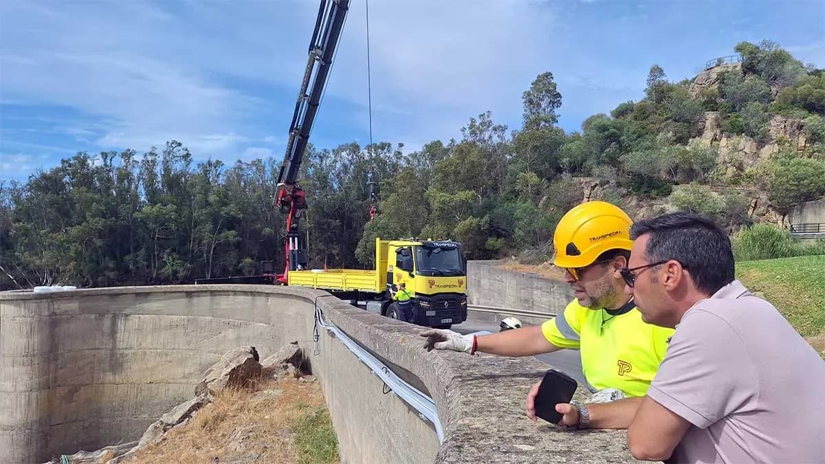Transpiedra, Macpherson Servicios Subacuáticos y Workboat participan en el rescate del helicóptero hundido en el embalse de Guadarranque