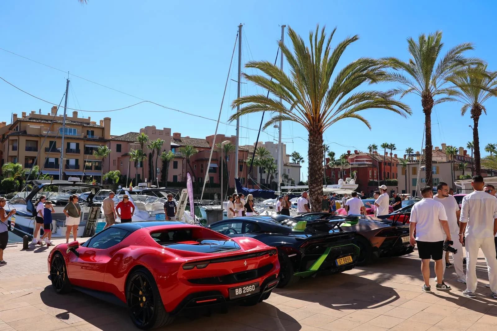 Puerto Sotogrande acoge una exhibición de vehículos de alta gama en un encuentro organizado por Costa Rossa y GT Race