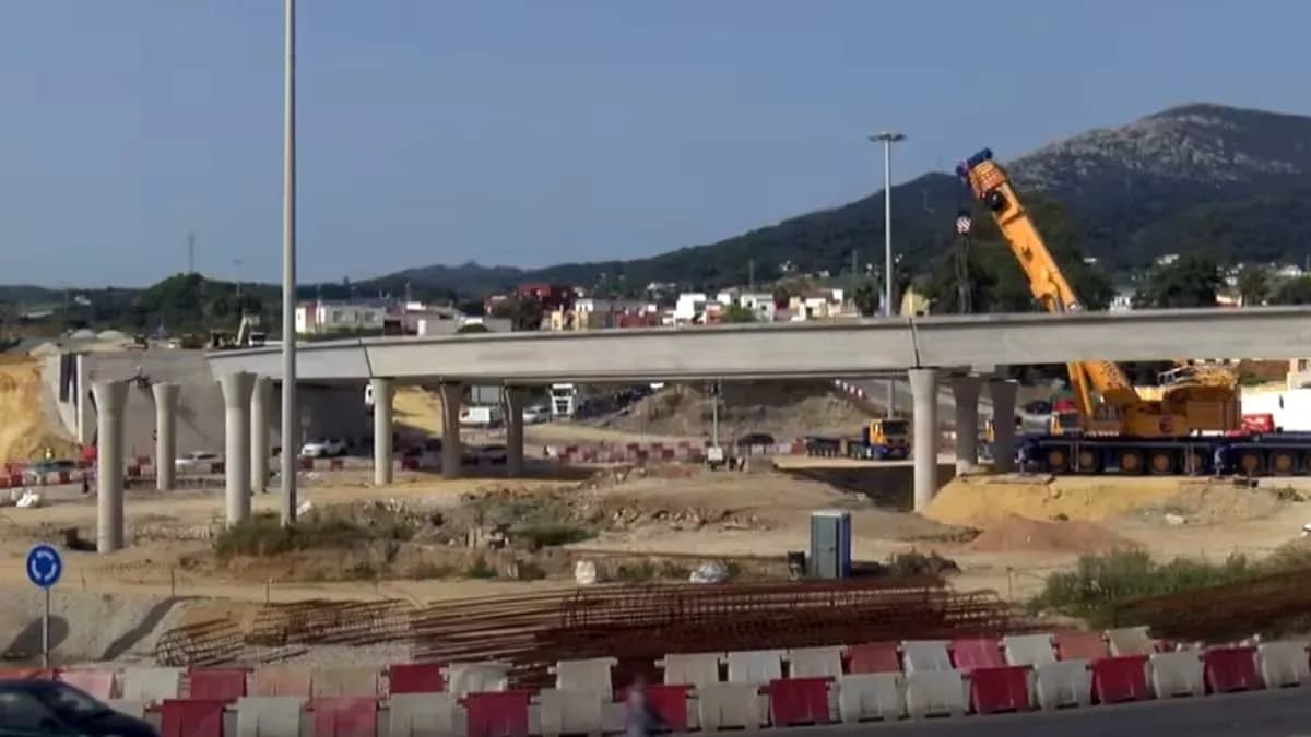 Las obras del acceso sur al puerto de Algeciras obligan a reorganizar el tráfico en la avenida Carlos Cano