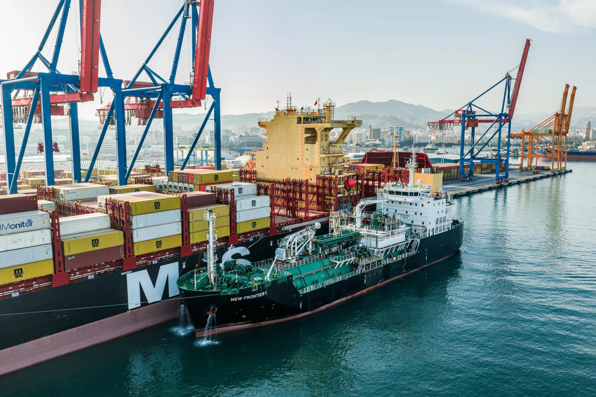 El Puerto de Málaga registra su primera doble operativa simultánea de suministro de GNL a buques