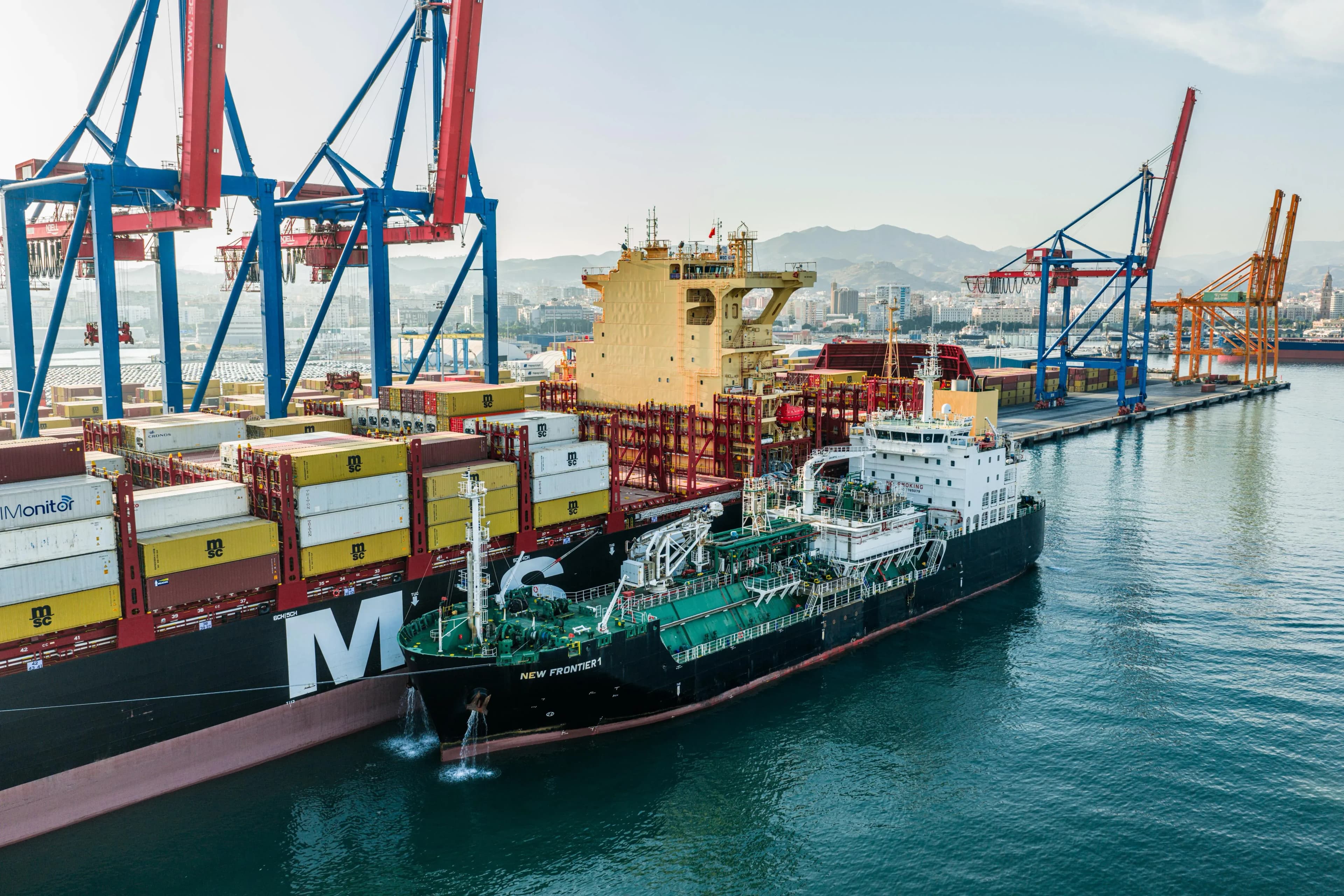 El Puerto de Málaga registra su primera doble operativa simultánea de suministro de GNL a buques