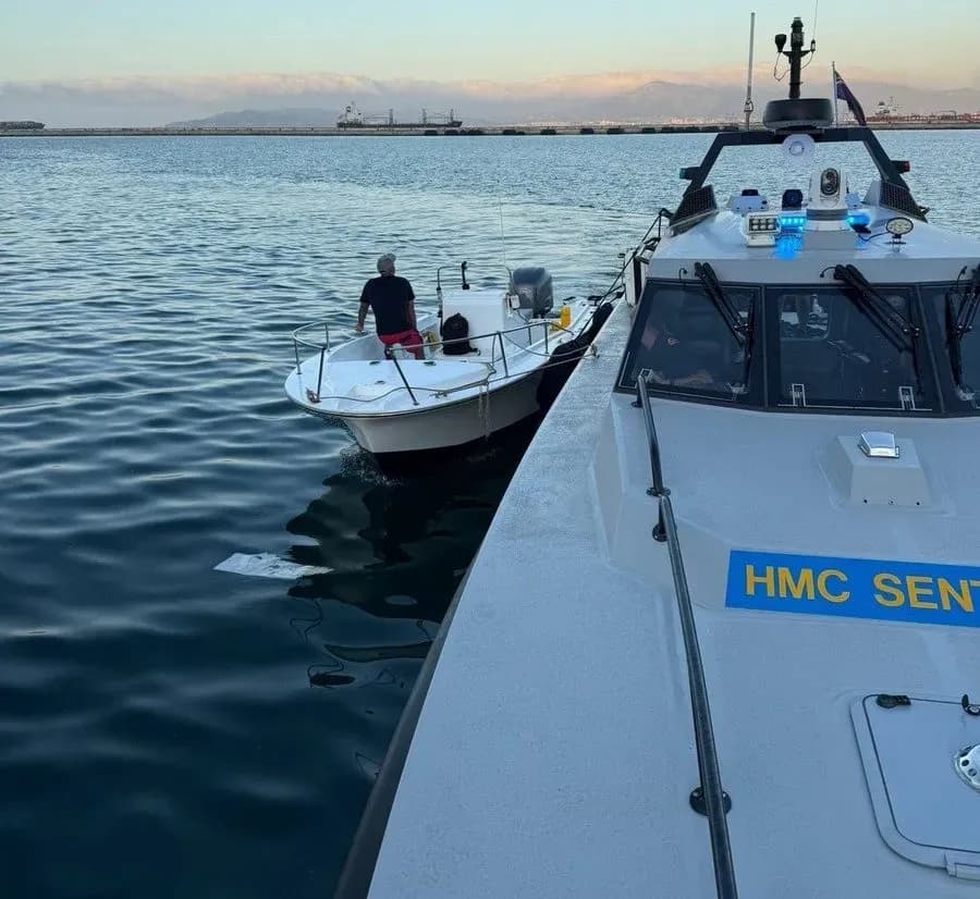 El Servicio de Aduanas evita un incidente en Punta Europa al rescatar una embarcación a la deriva