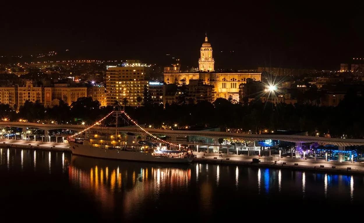 Mundo Marino ha presentado en Málaga su nueva excursión nocturna en catamarán con música en vivo