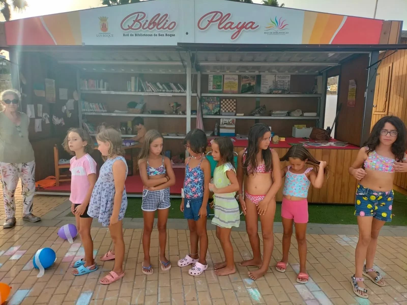 El servicio de Biblioplaya de Torreguadiaro ha iniciado su temporada estival con actividades para fomentar la lectura infantil