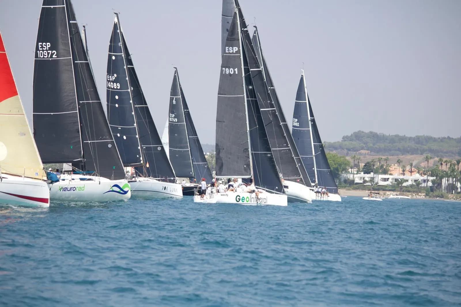 La XXVI Copa Sotogrande ha inaugurado su competición con un viento escaso y recorridos adaptados