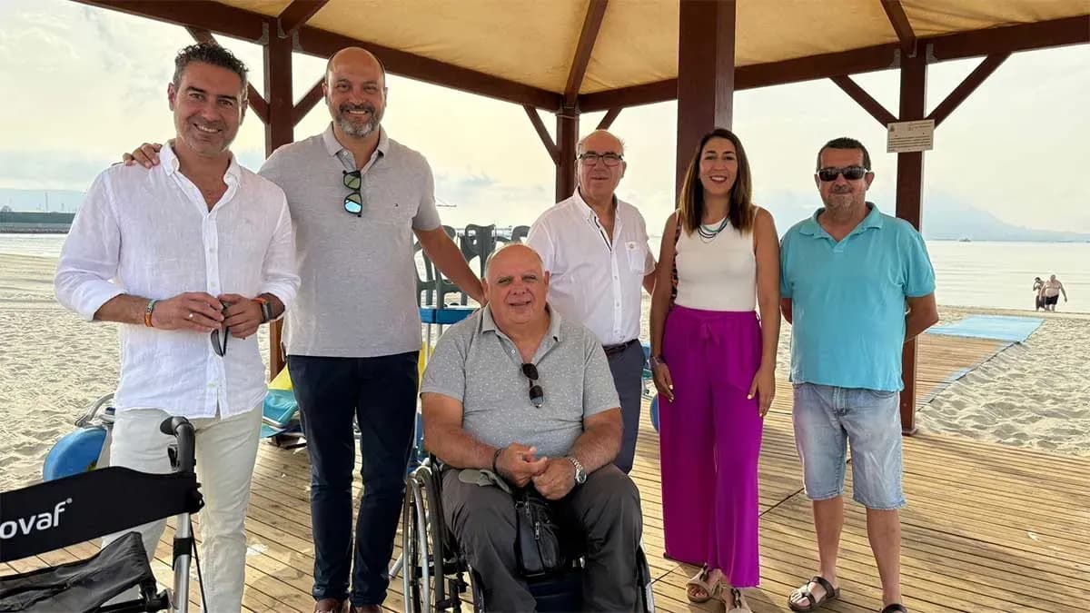 Los Barrios mantiene una temporada más la zona de sombra adaptada en la playa de Palmones