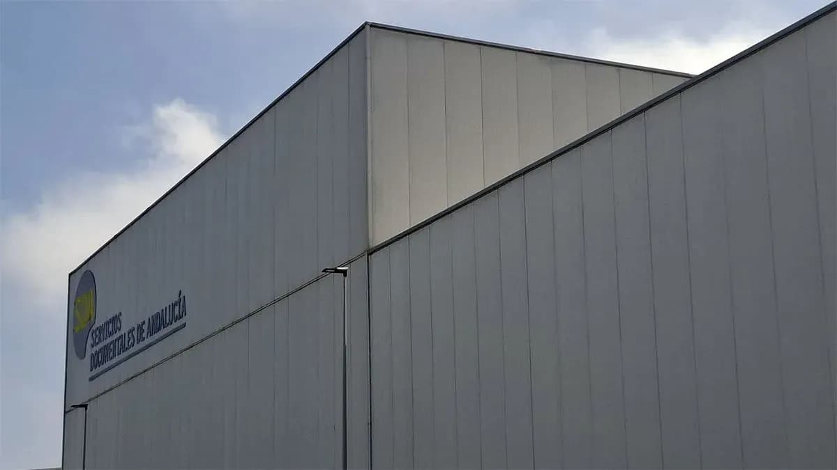 La Zona Franca de Cádiz renovará la cubierta y la instalación fotovoltaica de la nave de Servicios Documentales