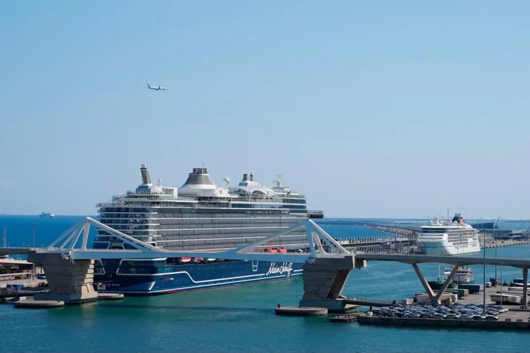 El Puerto de Barcelona realiza su primer suministro barco a barco de bioGNL con el crucero Mein Schiff Relax