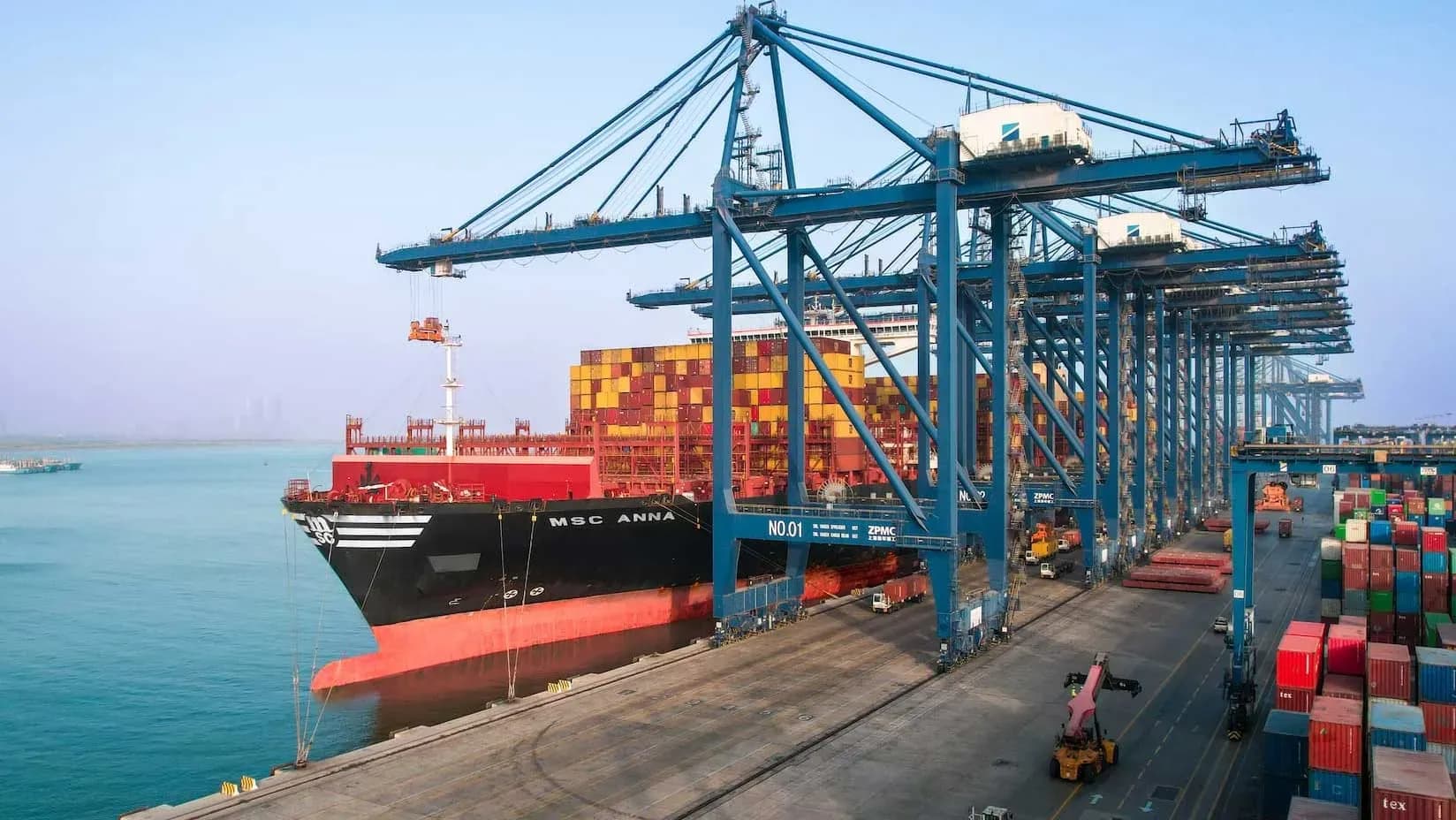 CK Hutchison plantea la entrada de un inversor chino en el consorcio de BlackRock y TiL para facilitar la venta de su red portuaria