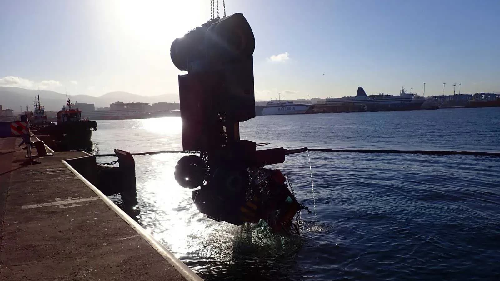 Recuperado un tractor de terminal sumergido cerca del muelle Ro-Ro del puerto de Algeciras